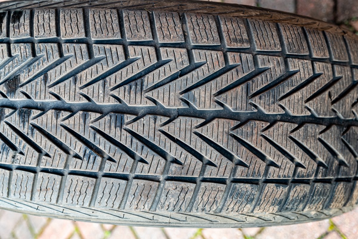 4  Winter tyre tread pattern.jpg